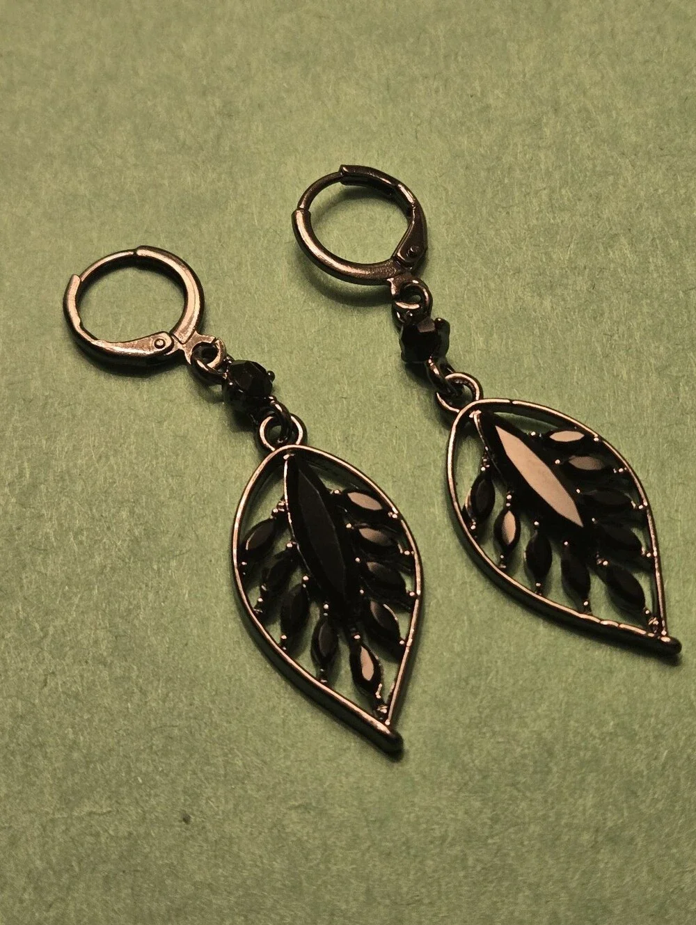 Leaf-shaped Drop Earrings Inlaid with Black Glass Gun Plated Black